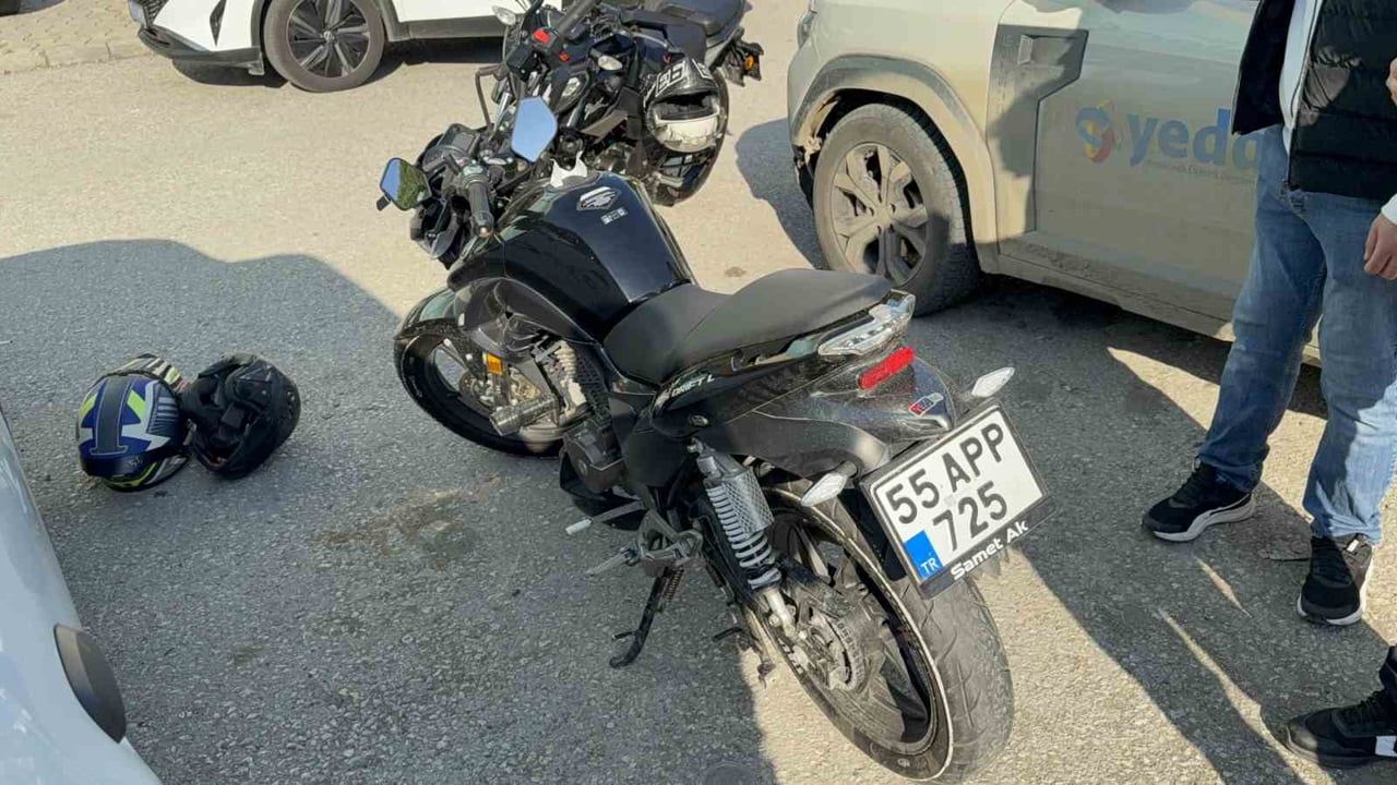 SAMSUN’UN ATAKUM İLÇESİNDE MOTOSİKLETİN OTOMOBİLE İLE ÇARPMASI SONUCU MEYDANA GELEN TRAFİK...