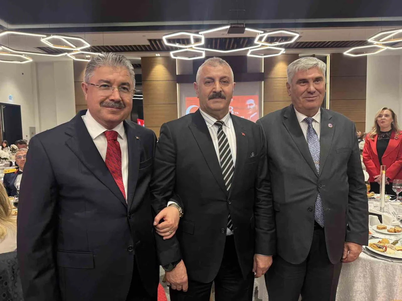 ESKİŞEHİR'DE CUMHURİYET BAYRAMI TÖRENİNDE OTURMA DÜZENİNE TEPKİ GÖSTEREN ŞEHİT JANDARMA UZMAN...