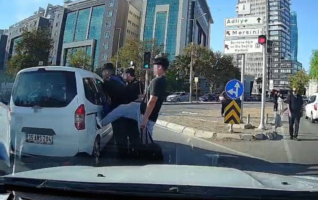 İZMİR'İN BORNOVA İLÇESİNDE BİR ARAÇ SÜRÜCÜSÜ İLE YOLA ÇIKAN GENÇLER ARASINDA YAŞANAN GERGİNLİK...