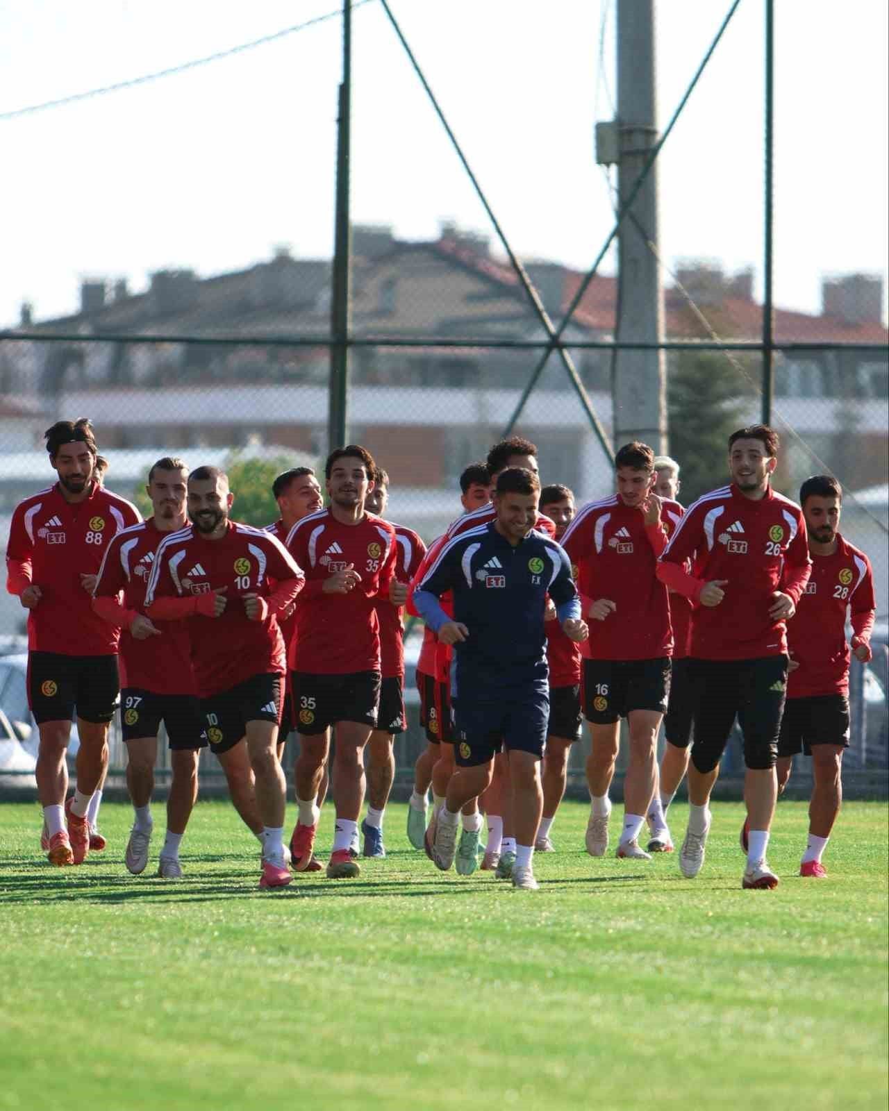 TFF 3. LİG TEMSİLCİSİ ESKİŞEHİRSPOR, LİGDE KARŞILAŞACAĞI BURSA YILDIRIM SK MAÇI HAZIRLIKLARINA...