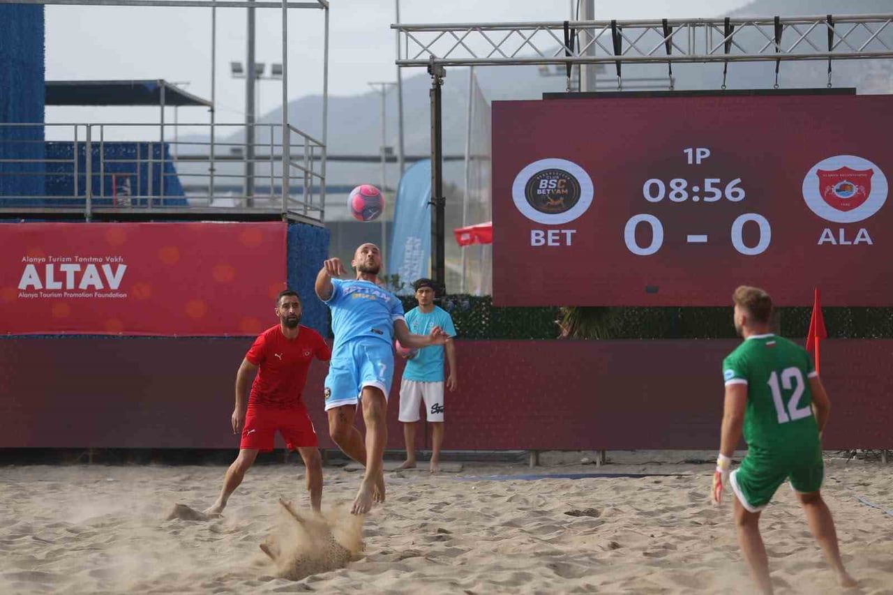 ANTALYA’NIN ALANYA İLÇESİNDE DÜZENLENEN PLAJ FUTBOLU DÜNYA KULÜPLER ŞAMPİYONASI BAŞLADI. KADINLAR...