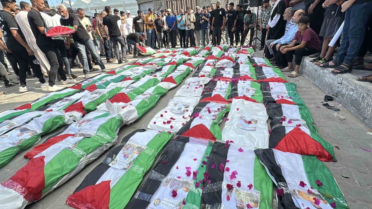 GAZZE ŞERİDİ'NDE GEÇTİĞİMİZ YIL AĞUSTOS AYINDA İSRAİL BOMBARDIMANINDA YIKILAN EVLERİN ENKAZINDAN...