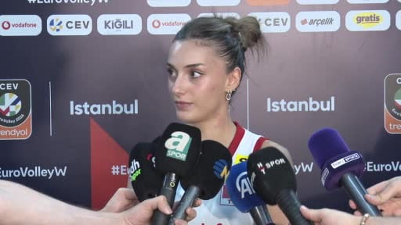 A Milli Kadın Voleybol Takımı oyuncusu Eylül Akarçeşme Yatgın, Almanya karşısında verilen bir...