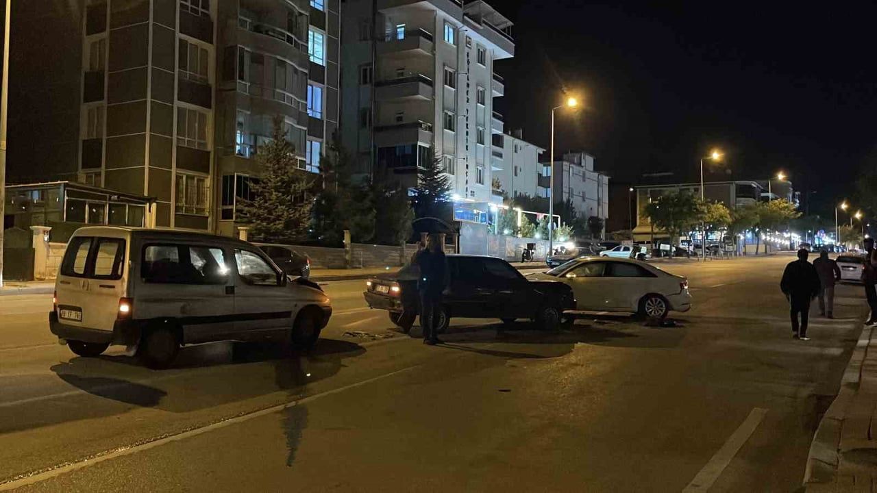 KARAMAN’DA HAFİF TİCARİ ARACIN KAZA YAPAN OTOMOBİLLERE ÇARPMASI SONUCU 2 KİŞİ YARALANDI.