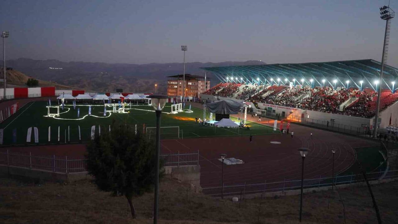 TEKNOFEST 2026 DRONE ŞAMPİYONASI, İLK KEZ UYGULANAN GECE KONSEPTİYLE ŞIRNAK’TA BAŞLADI. 32 TAKIMIN...