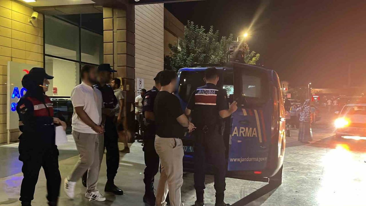 VİZE DOLANDIRICILIĞI OPERASYONUNDA ŞÜPHELİLER VE YAKINLARI GAZETECİLERE TEPKİ GÖSTERDİ.