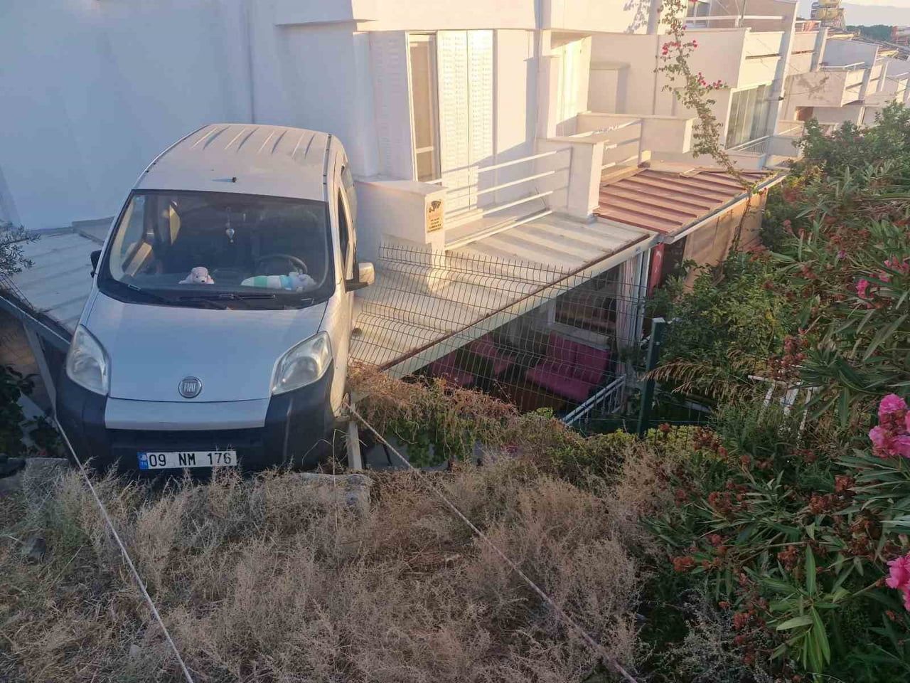 AYDIN'IN KUŞADASI İLÇESİNDE GERİ MANEVRA YAPAN SÜRÜCÜNÜN KONTROLÜNÜ KAYBETTİĞİ OTOMOBİL, BİRİNCİ...