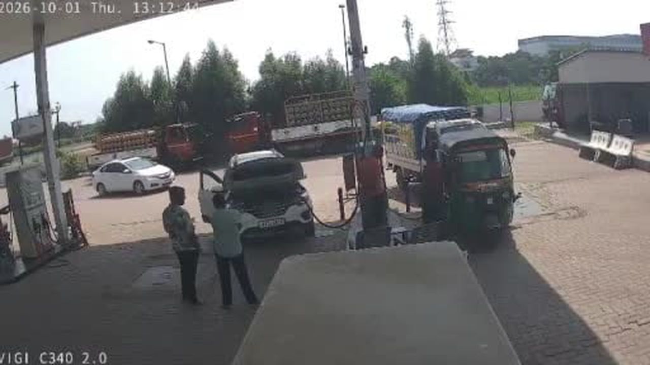 Hindistan'ın Gujarat eyaletindeki bir istasyonda dolum sırasında CNG'li (sıkıştırılmış doğal gaz)...