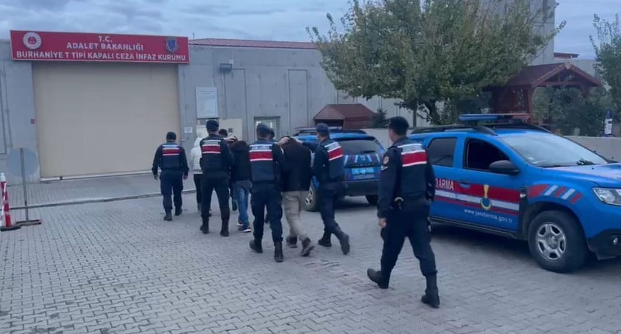 BALIKESİR’DE JANDARMA EKİPLERİNİN GERÇEKLEŞTİRDİĞİ ASAYİŞ UYGULAMALARINDA, HAKLARINDA KESİNLEŞMİŞ...