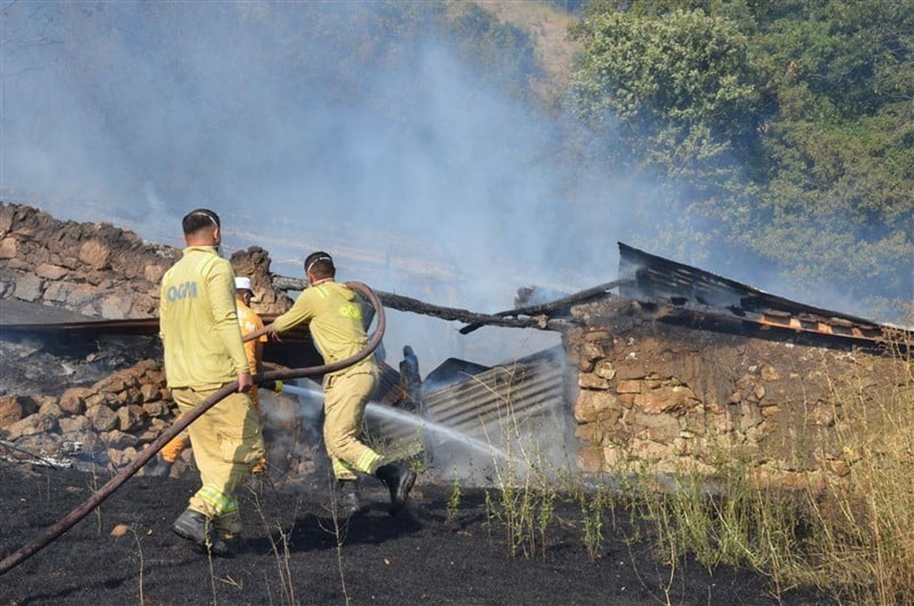 AMASYA’NIN TAŞOVA İLÇESİNE BAĞLI BİR KÖYDE ÇIKAN YANGINDA AĞIL, SAMANLIK VE 2 BAĞEVİ...