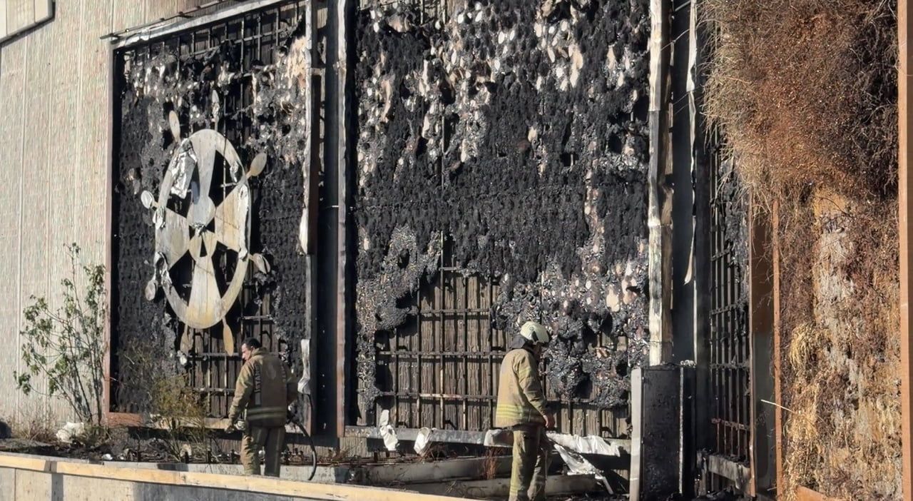 KASIMPAŞA SÜTLÜCE TÜNELİ YANINDA YER ALAN ELEKTRİK PANOSUNDA ÇIKAN YANGIN, TÜNELİN DUVARLARINDA...