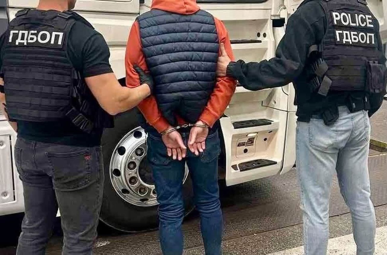 BULGARİSTAN'IN KAPİTAN ANDREEVO SINIR KAPISI'NDA, TÜRKİYE'YE GEÇİŞ YAPMAYA HAZIRLANAN BİR TIRDA 12...