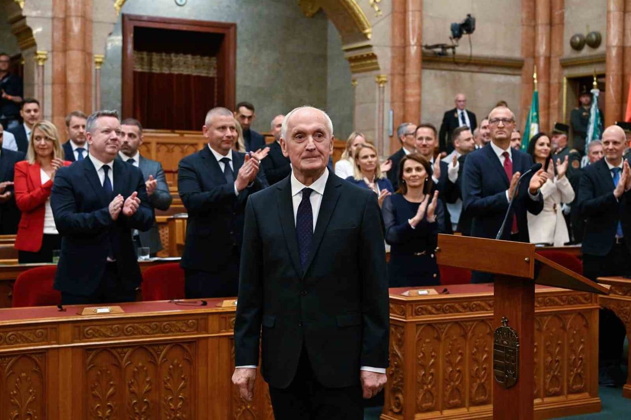 MACARİSTAN PARLAMENTOSU, ESKİ YÜKSEK MAHKEME BAŞKANI ANDRAS BAKA’YI ÜLKENİN YENİ CUMHURBAŞKANI...