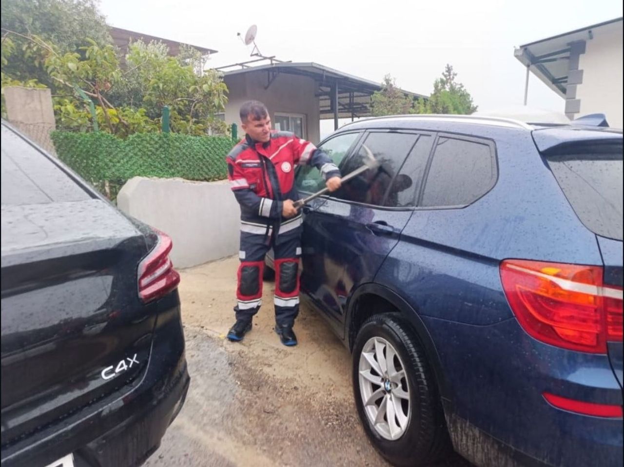 BELEN’DE ARAÇ İÇERİSİNDE MAHSUR KALAN BEBEK, EKİPLERİN ÇALIŞMASIYLA GÜVENLİ ŞEKİLDE KURTARILARAK...