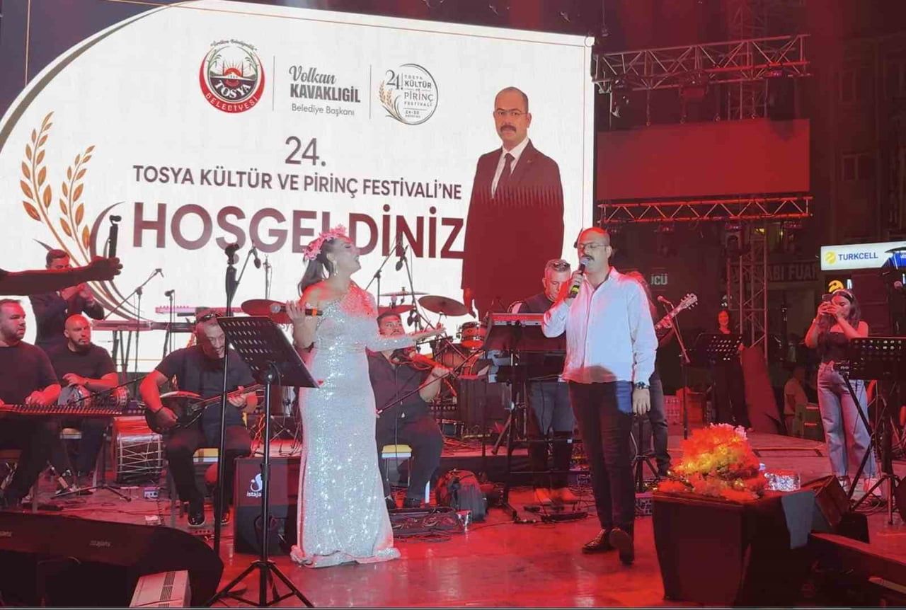 KASTAMONU'NUN TOSYA İLÇESİNDE DÜZENLENEN 24. TOSYA KÜLTÜR VE PİRİNÇ FESTİVALİ'NDE SAHNE ALAN...