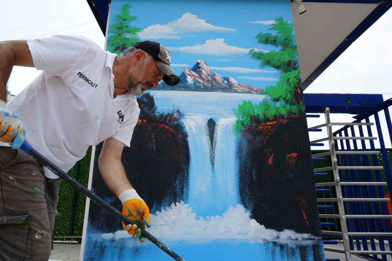 KOCAELİ'DE 59 YAŞINDAKİ RESSAM İSMAİL BAYRAM, ÇOCUKLUK TUTKUSU OLAN SANATINI SOKAKLARA...