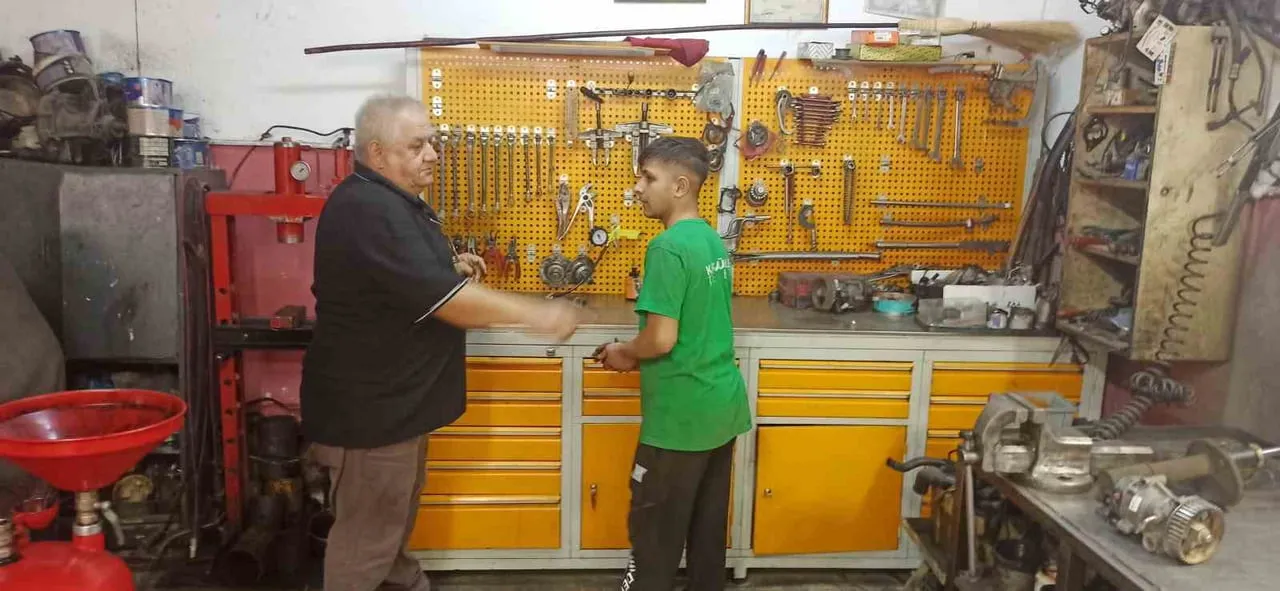ZONGULDAK'IN DEVREK İLÇESİNDE 12 YAŞINDA ÇIRAK OLARAK BAŞLADIĞI SANAYİ SİTESİNDE 22 YAŞINDA İLK...