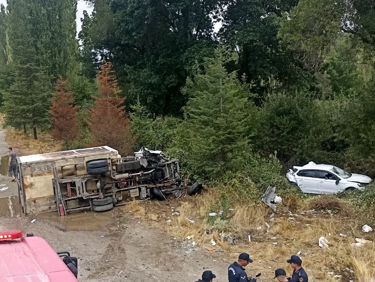 UŞAK’IN BANAZ İLÇESİNDE KONTROLDEN ÇIKAN KAMYONETİN YOL KENARINDA DURAKLAYAN OTOMOBİLE VE ARACIN...