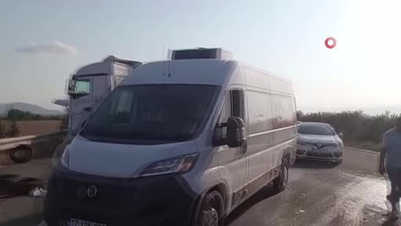 2 tırın karıştığı kazada şoförler yaralandı
