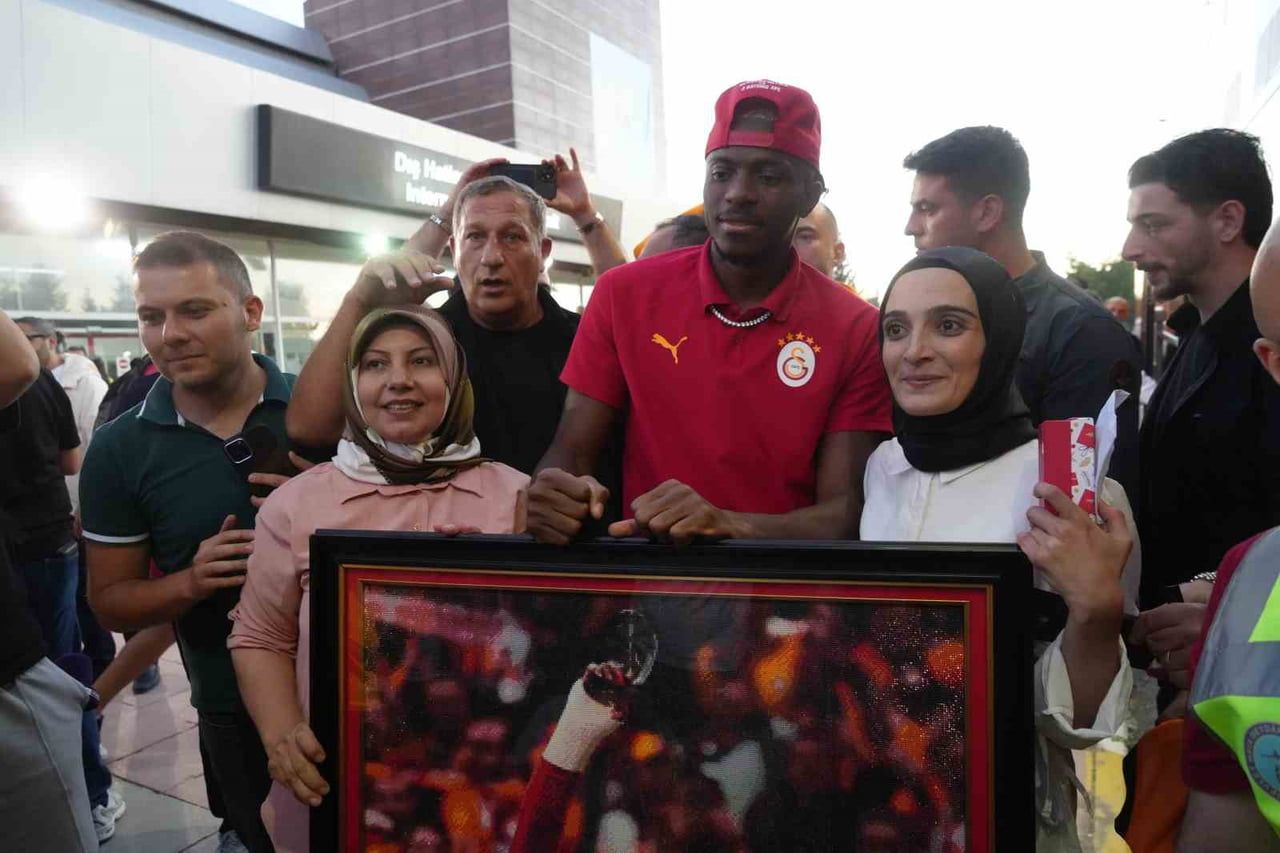 SARI-KIRMIZILI TARAFTARLAR YILDIZ FUTBOLCU VİCTOR OSİMHEN VE TEKNİK DİREKTÖR OKAN BURUK’A YOĞUN...