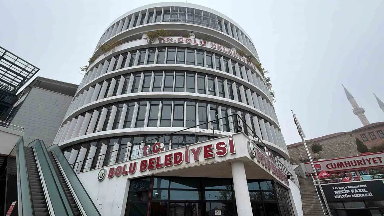 BOLU’DA SABAHIN ERKEN SAATLERİNDE BOLU BELEDİYESİ’NE YÖNELİK ‘İHALEYE FESAT KARIŞTIRMA’ VE...