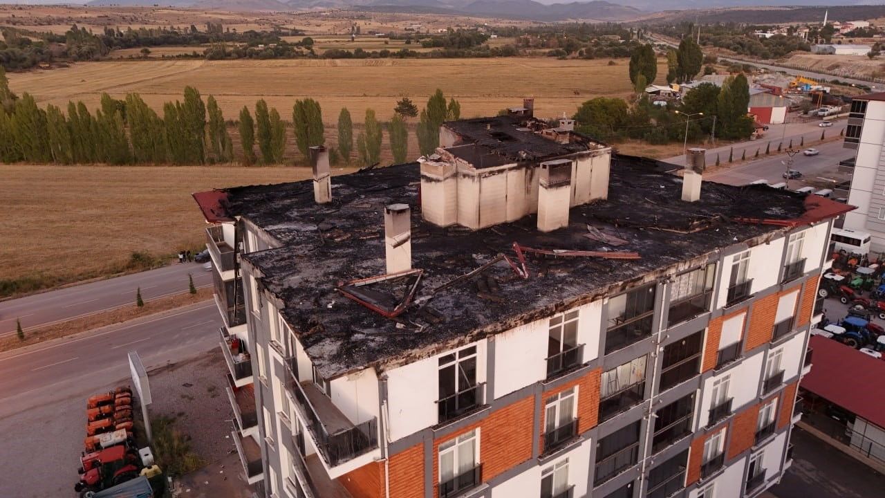 KONYA’NIN BEYŞEHİR İLÇESİNDE 5 KATLI BİR APARTMANIN ÇATISINDA ÇIKAN YANGIN, EKİPLERİN YOĞUN...