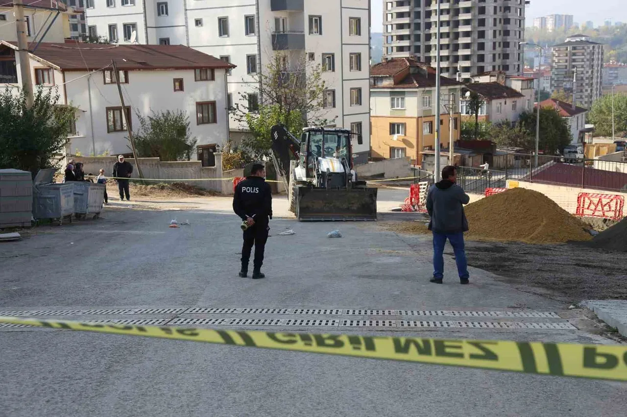 KASTAMONU'DA GERİ MANEVRA YAPAN İŞ MAKİNESİNİN ÇARPTIĞI KADIN HAYATINI KAYBETTİ.