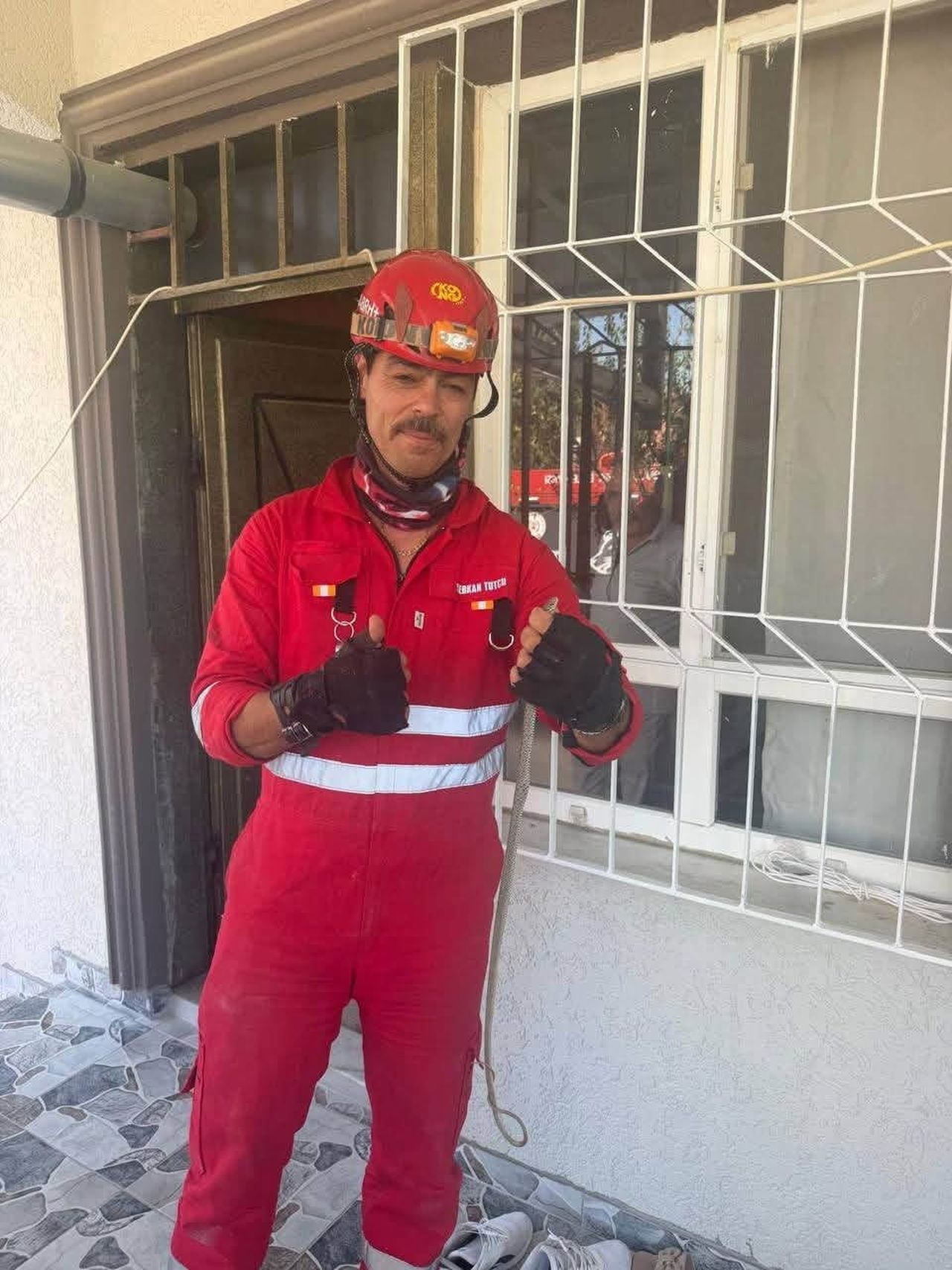 ANTAKYA KÜÇÜKDALYAN MAHALLESİ’NDE EVİN İÇERİSİNDE GÖRÜLEN YILANIN EKİPLER TARAFINDAN...