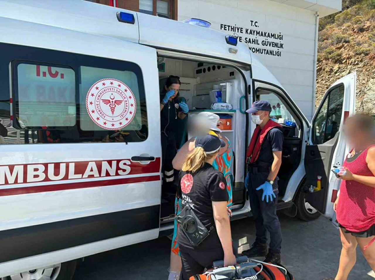 MUĞLA’NIN FETHİYE İLÇESİ AÇIKLARINDA SEYREDEN TİCARİ YATTA YARALANAN BİR VATANDAŞ, SAHİL GÜVENLİK...