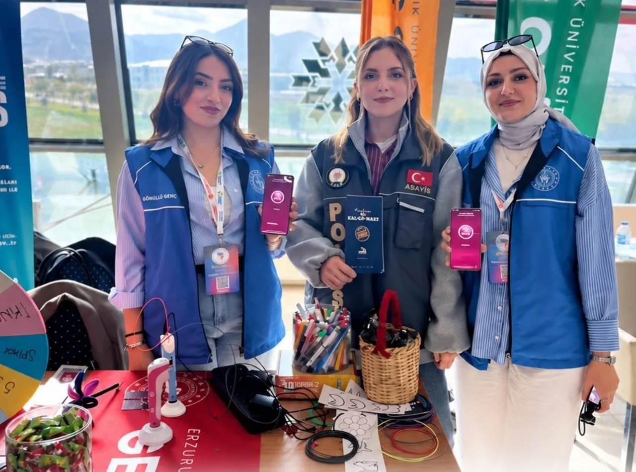 ERZURUM EMNİYET MÜDÜRLÜĞÜ EKİPLERİ, KADINLARIN GÜVENLİĞİNİ SAĞLAMAK VE FARKINDALIK OLUŞTURMAK...