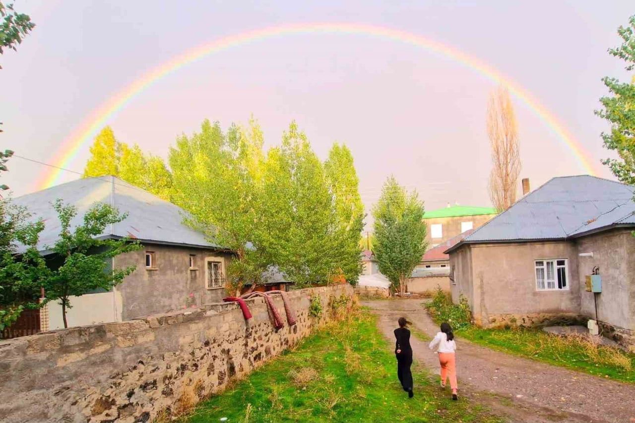 AĞRI’NIN PATNOS İLÇESİNDE YAĞAN YAĞMURUN ARDINDAN GÖKYÜZÜNDE BELİREN GÖKKUŞAĞI, ORTAYA ÇIKARDIĞI...