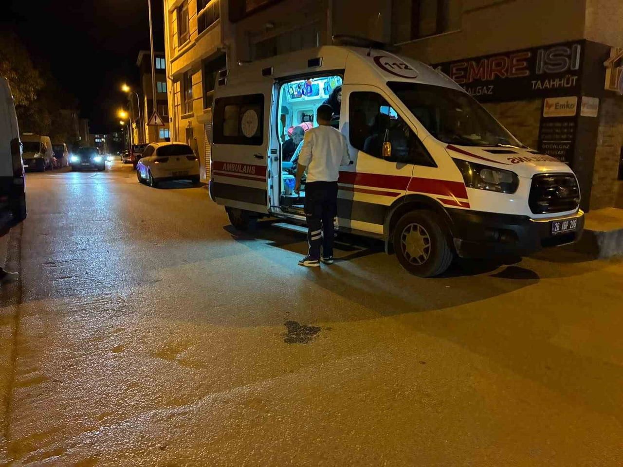 ESKİŞEHİR'DE BİR OTOMOBİLE YANDAN ÇARPAN MOTOSİKLETİN YARALANAN SÜRÜCÜSÜNE SAĞLIK EKİPLERİ...