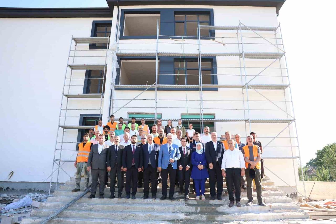 DÜZCE VALİSİ MEHMET MAKAS, ÇİLİMLİ'NİN DİKMELİ KÖYÜNDE YAPIMI DEVAM EDEN 8 DERSLİKLİ DİKMELİ...