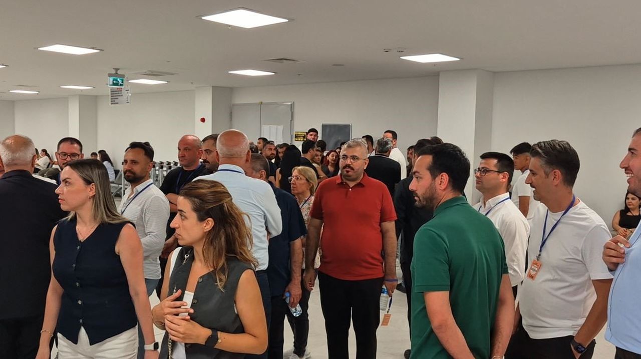 DURUŞMA SALONU ÖNÜ