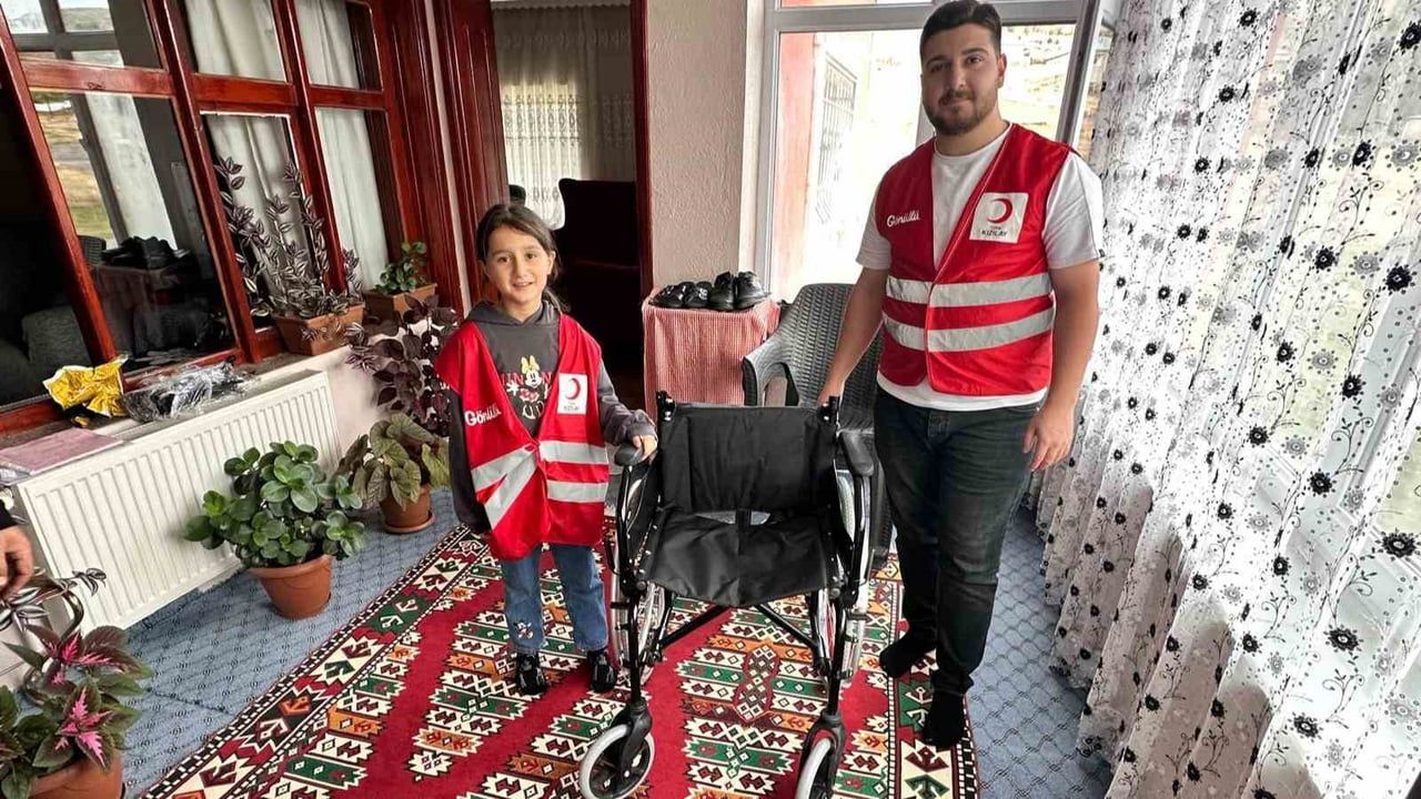 TÜRK KIZILAY MURADİYE ŞUBESİ, İLÇEDE YAŞAYAN MEHMET AKBAŞ’A İHTİYAÇ DUYDUĞU TEKERLEKLİ SANDALYEYİ...