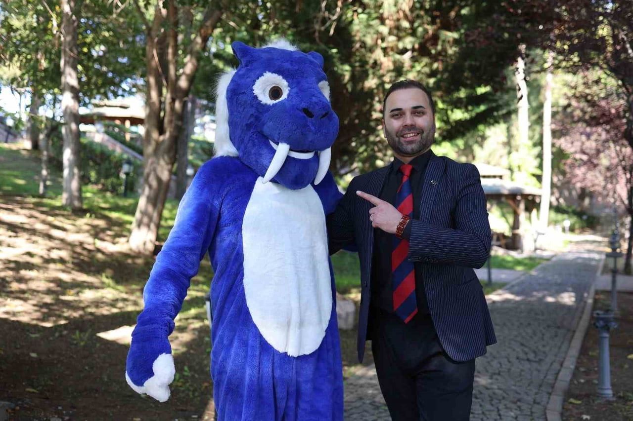 ÇANKIRI’DA YAŞAYAN BURAK DUMLUPINAR, KENTİN SİMGESİ OLAN KILIÇ DİŞLİ KAPLAN KOSTÜMÜYLE 3 SENEDİR...