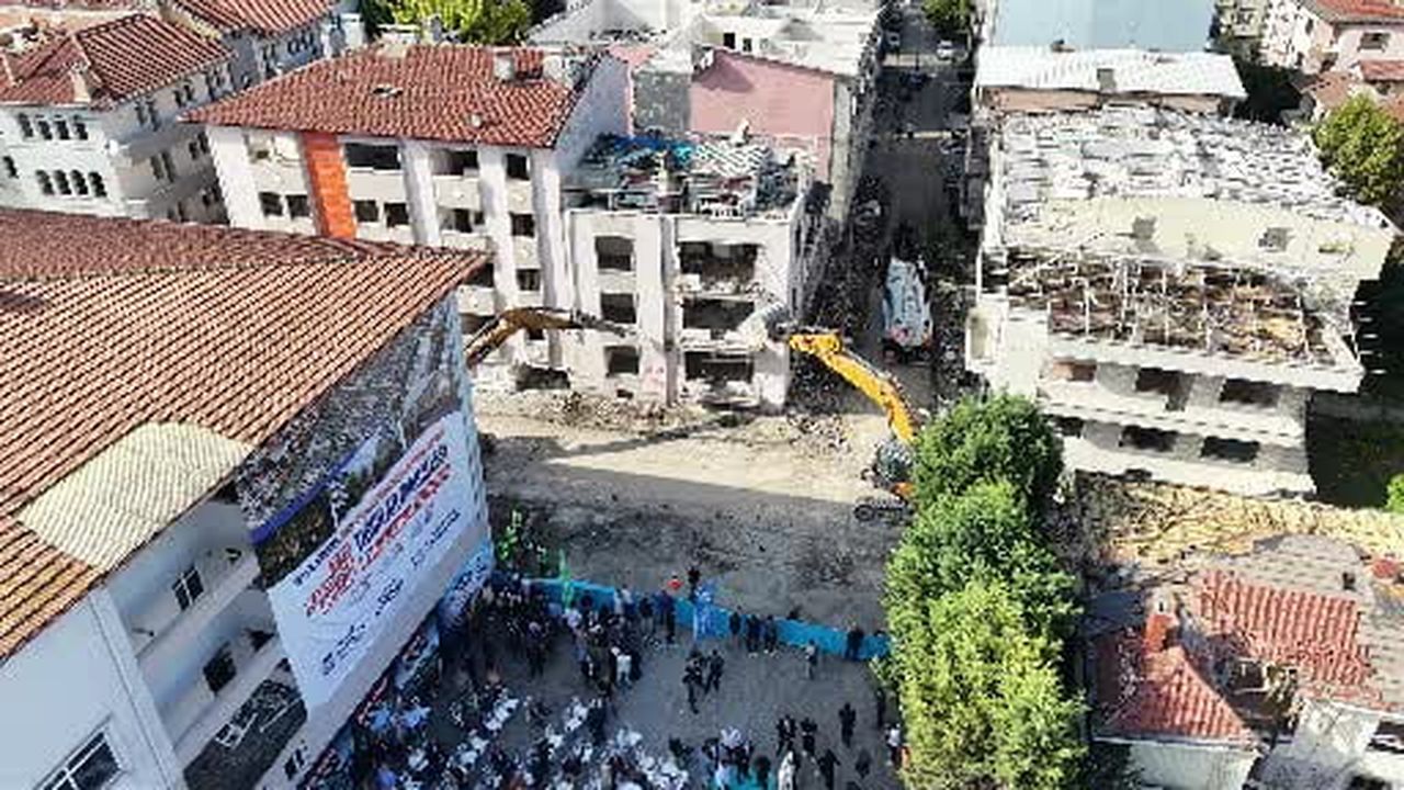 1999 Marmara Depremi’nden kalan hasarlı binalara ilk kepçe vuruldu