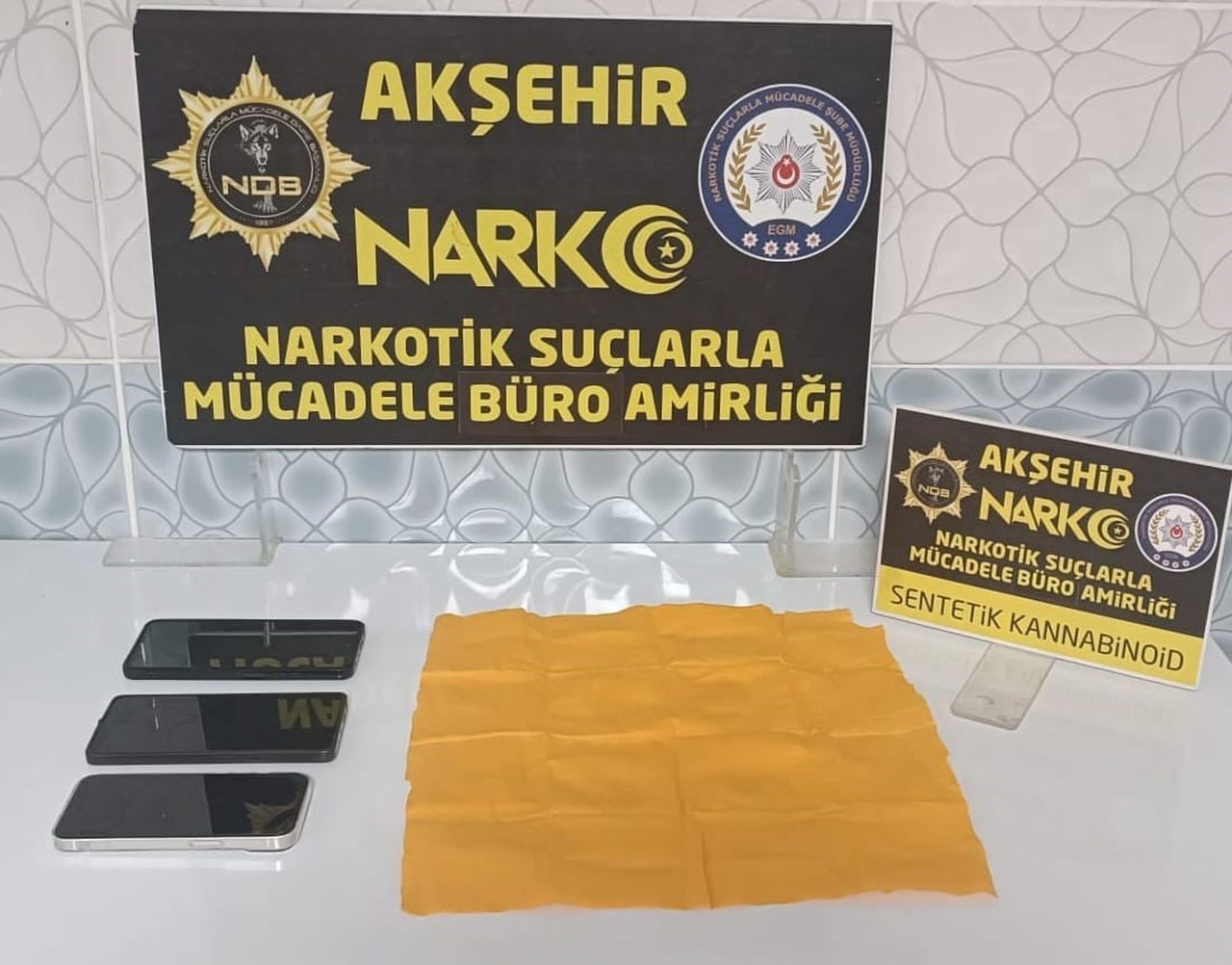KONYA’NIN AKŞEHİR İLÇESİNDE POLİS EKİPLERİNCE GERÇEKLEŞTİRİLEN UYUŞTURUCU OPERASYONUNDA, ARAÇ...