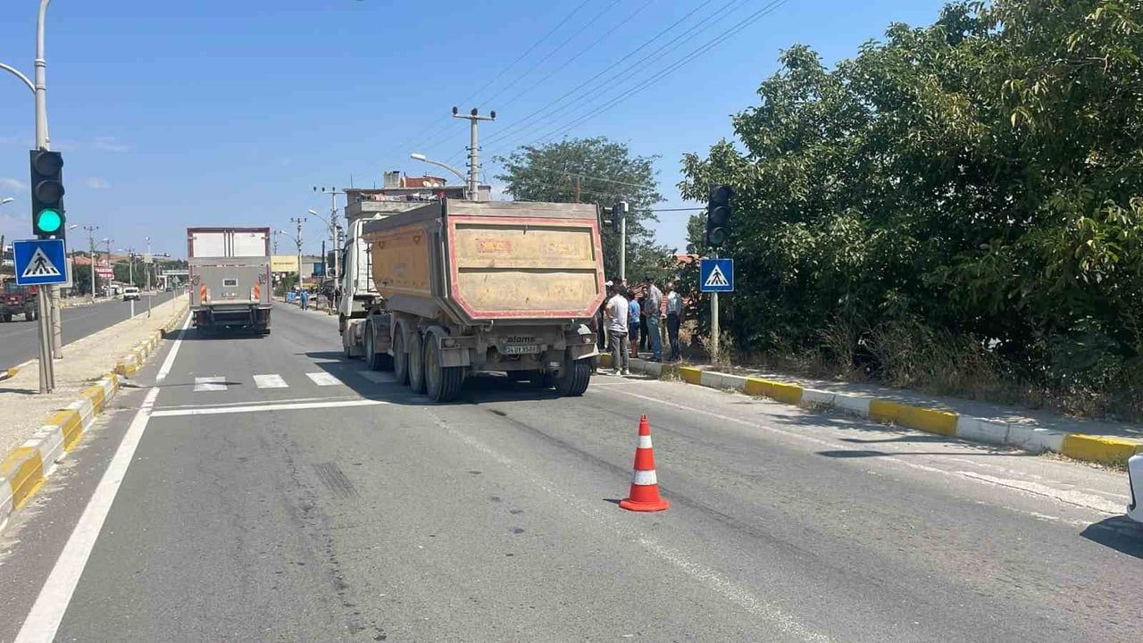 KEŞAN’DA TIRIN ÇARPTIĞI YAYA YARALANDI