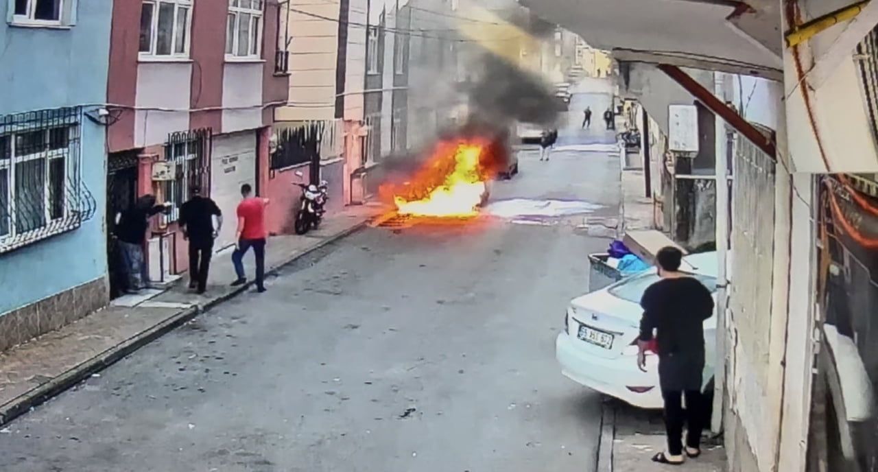 SAMSUN’UN İLKADIM İLÇESİNDE SOKAK KENARINDA PARK HALİNDE BULUNAN ELEKTRİKLİ OTOMOBİLDE ÇIKAN...