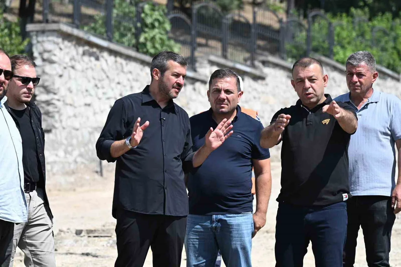 KARABÜK BELEDİYE BAŞKANI ÖZKAN ÇETİNKAYA, BELEDİYE TARAFINDAN AYDINLIKEVLER MAHALLESİ HALİM DERESİ...