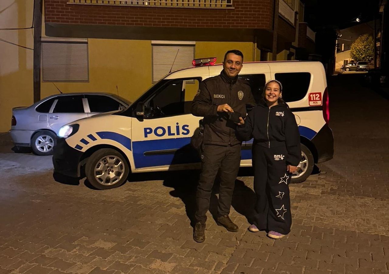 GEDİZ ÖĞRETMENEVİ CİVARINDA ARKADAŞLARIYLA BİRLİKTE GEZEN 11 YAŞINDAKİ ESLEM AYDIN, YERDE İÇİ PARA...