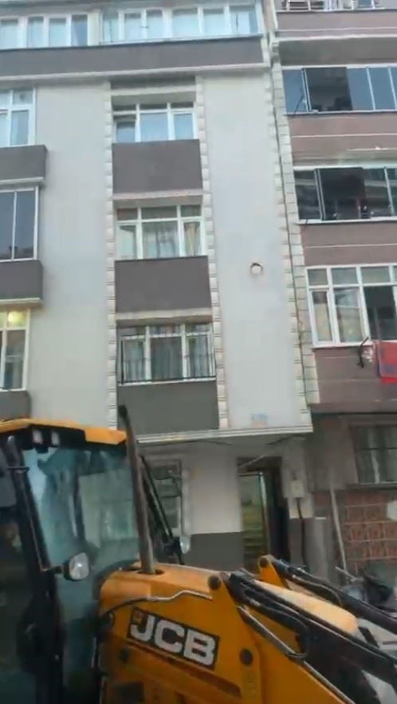 SULTANGAZİ'DE, İNŞAAT TEMELİ ÇALIŞMALARI SIRASINDA YAN TARAFTA BULUNAN 5 KATLI BİNANIN TEMELİNDE...