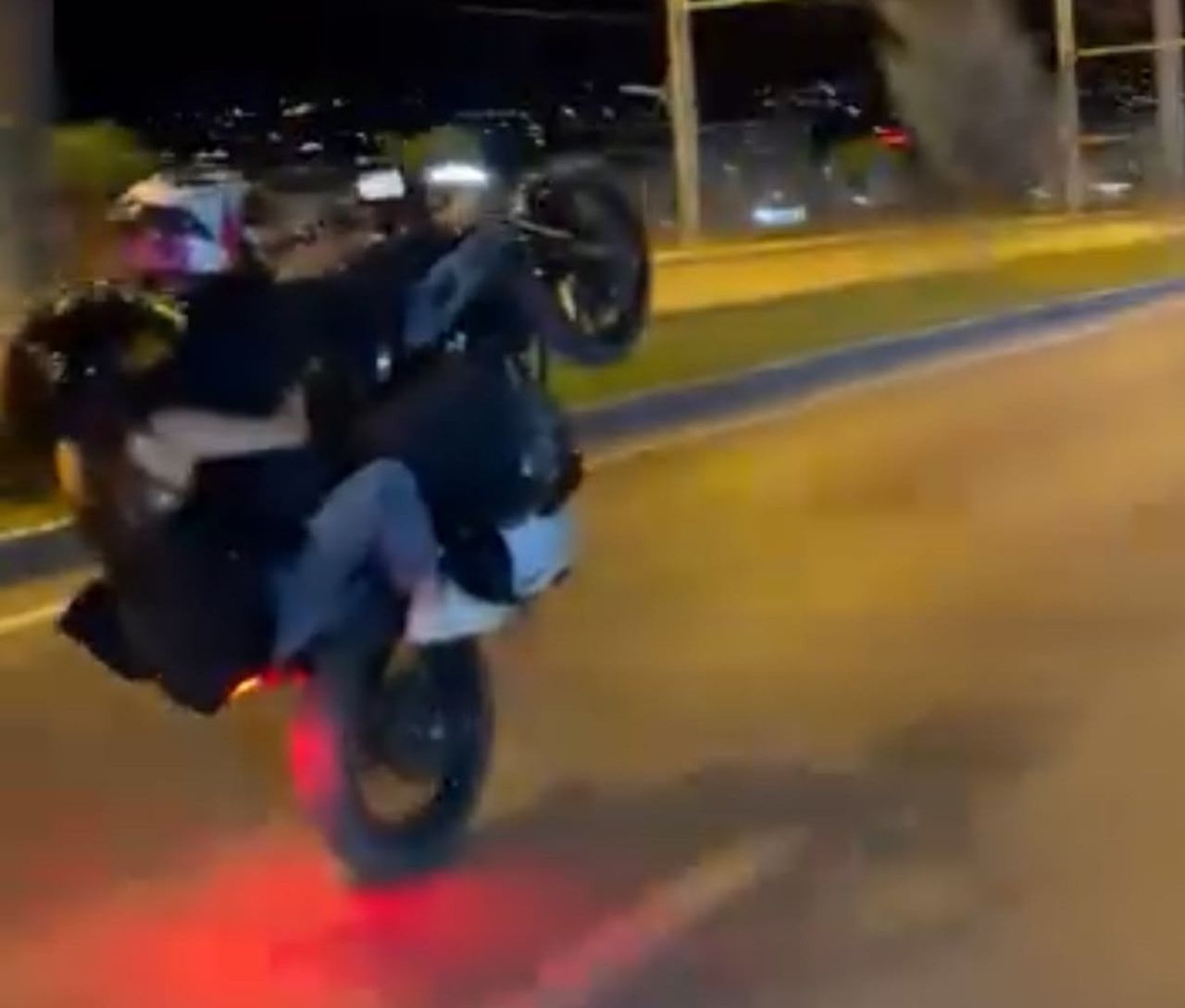 MALATYA'DA MOTOSİKLETİNİN ÖN TEKERİNİ HAVAYA KALDIRARAK İLERLEYEN SÜRÜCÜNÜN TEHLİKELİ YOLCULUĞU...