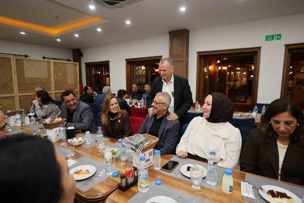 YUNUSEMRE BELEDİYE BAŞKANI SEMİH BALABAN, 19 EKİM MUHTARLAR GÜNÜ DOLAYISIYLA MERKEZ MAHALLE...