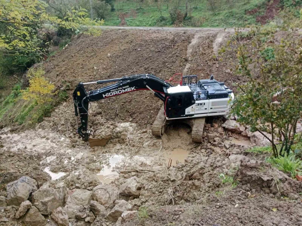 DÜZCE İL ÖZEL İDARESİ, CUMAYERİ İLÇESİNDE MEYDANA GELEN HEYELANIN ARDINDAN YOL GÜVENLİĞİNİ...