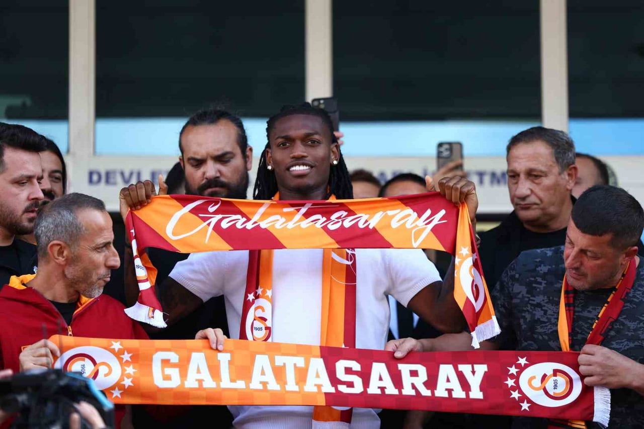 GALATASARAY'IN YENİ TRANSFERİ PORTEKİZLİ FUTBOLCU, RAFAEL ALEXANDRE CONCEİÇAO LEAO İSTANBUL'A...