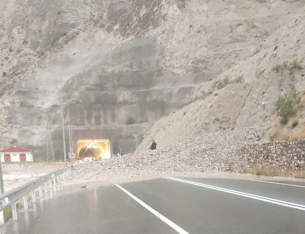 ERZURUM’UN OLTU İLÇESİNDE ETKİLİ OLAN SAĞANAK YAĞIŞ, ULAŞIMDA AKSAMALARA NEDEN OLDU. OLTU-YUSUFELİ...