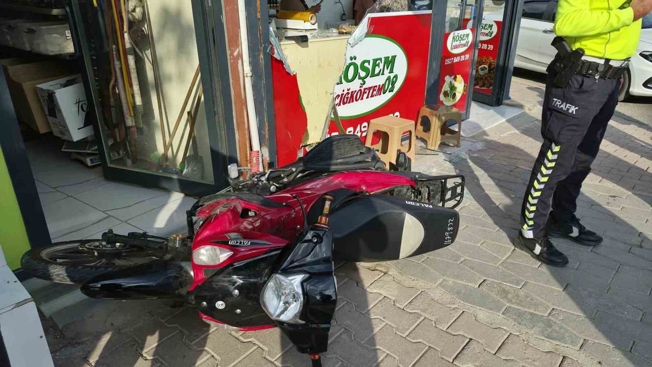 ADIYAMAN’DA KONTROLDEN ÇIKAN MOTOSİKLETİN ÇOCUĞA ÇARPIP İŞLETMEYE DALMASI SONUCU 1 KİŞİ...