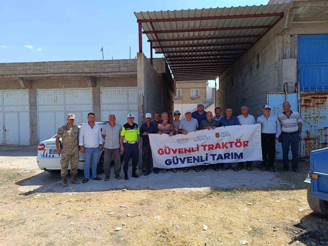 JANDARMADAN 361 TRAKTÖR SÜRÜCÜSÜNE 'GÜVENLİ TARIM, GÜVENLİ TRAFİK' EĞİTİMİ